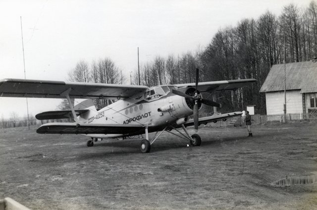 File:Lennuk AN-2 Ruhnu lennuväljal.jpeg